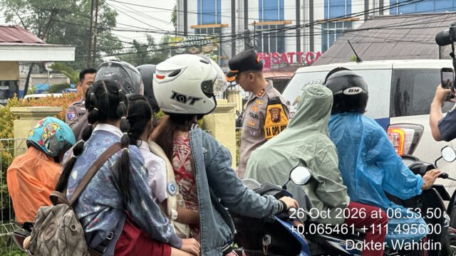 Kapolres Sintang Turun Langsung Atur Lalu Lintas Pagi di Simpang Empat Jalan D.R. Wahidin Sudirohusodo
